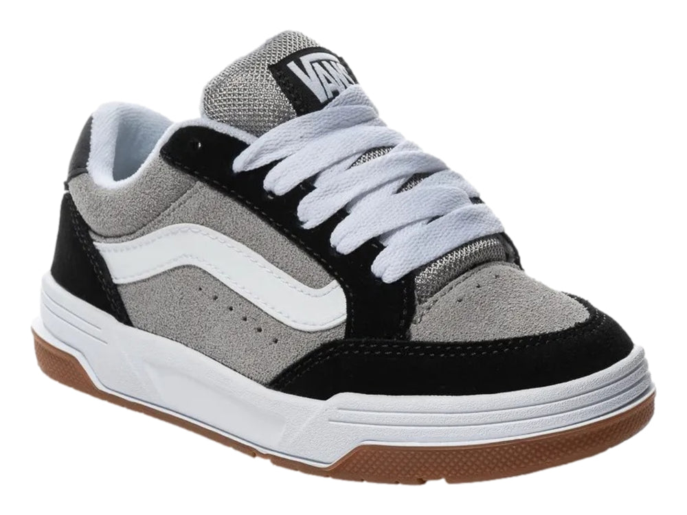 Tenis Vans en colores negro y gris con suela café y cordones blancos para niño.