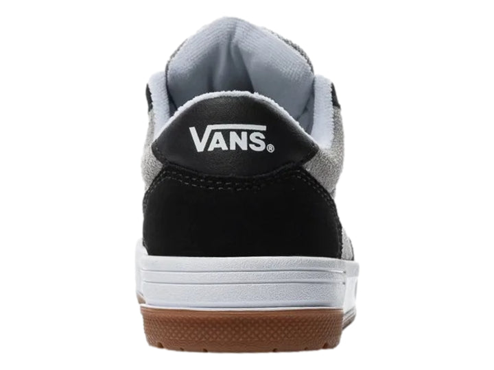 Tenis Vans en colores negro y gris con suela café y cordones blancos para niño.