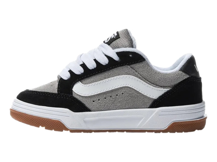 Tenis Vans en colores negro y gris con suela café y cordones blancos para niño.