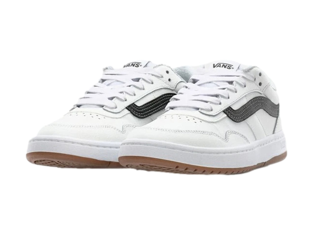 Tenis Vans Cruze 3.0 color blanco con franja lateral negra y suela de goma marrón.
