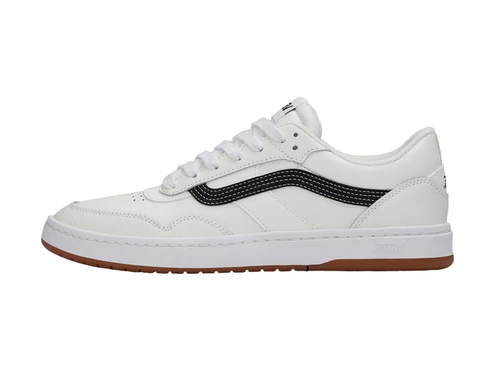 Tenis Vans Cruze 3.0 color blanco con franja lateral negra y suela de goma marrón.