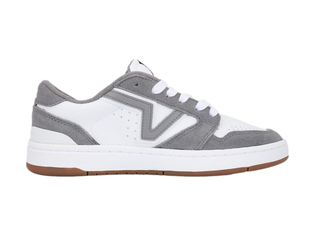 Tenis VANS Lowland 2.0 en colores gris y blanco con suela color goma café.