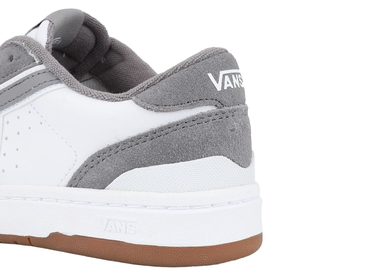 Tenis VANS Lowland 2.0 en colores gris y blanco con suela color goma café.