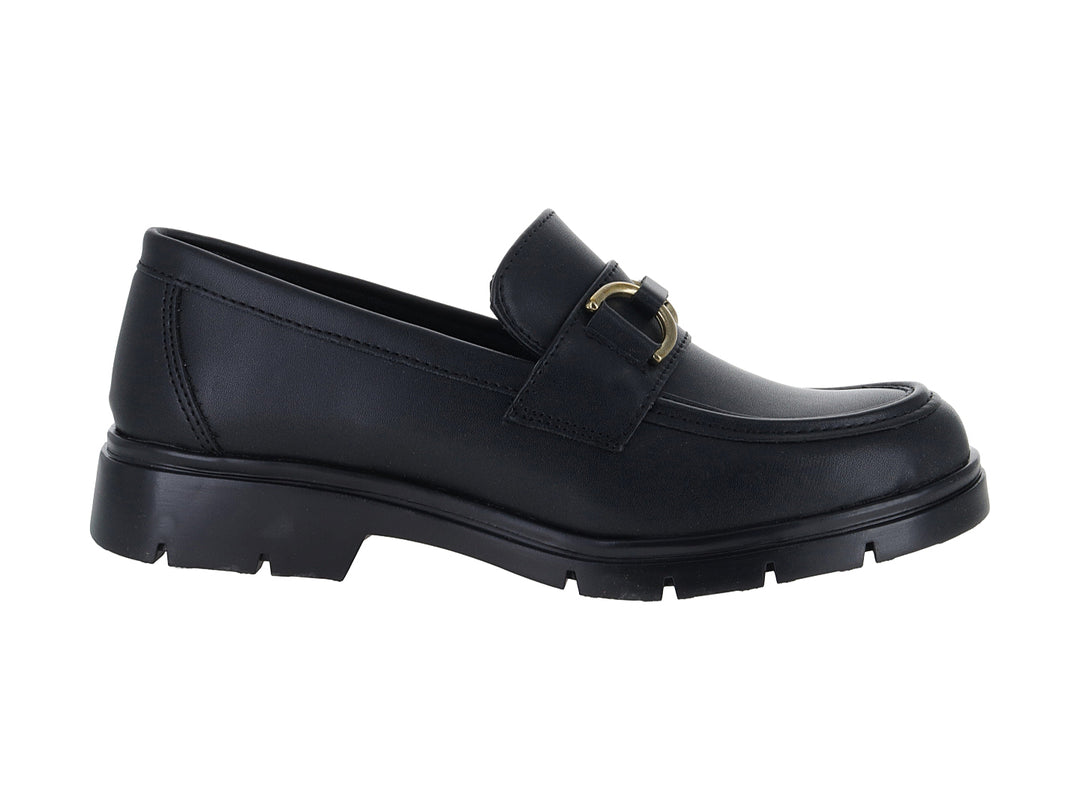 Zapato tipo mocasín color negro con hebilla dorada y suela de plataforma gruesa.