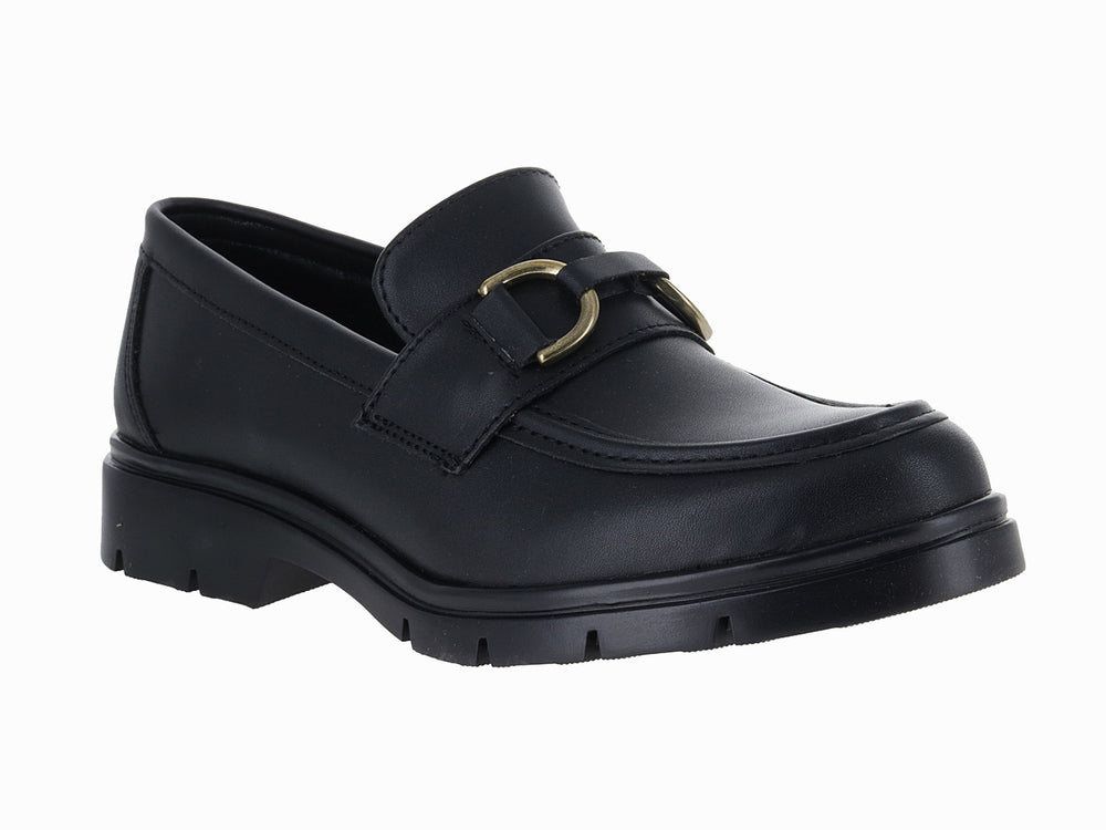 Zapato tipo mocasín color negro con hebilla dorada y suela de plataforma gruesa.