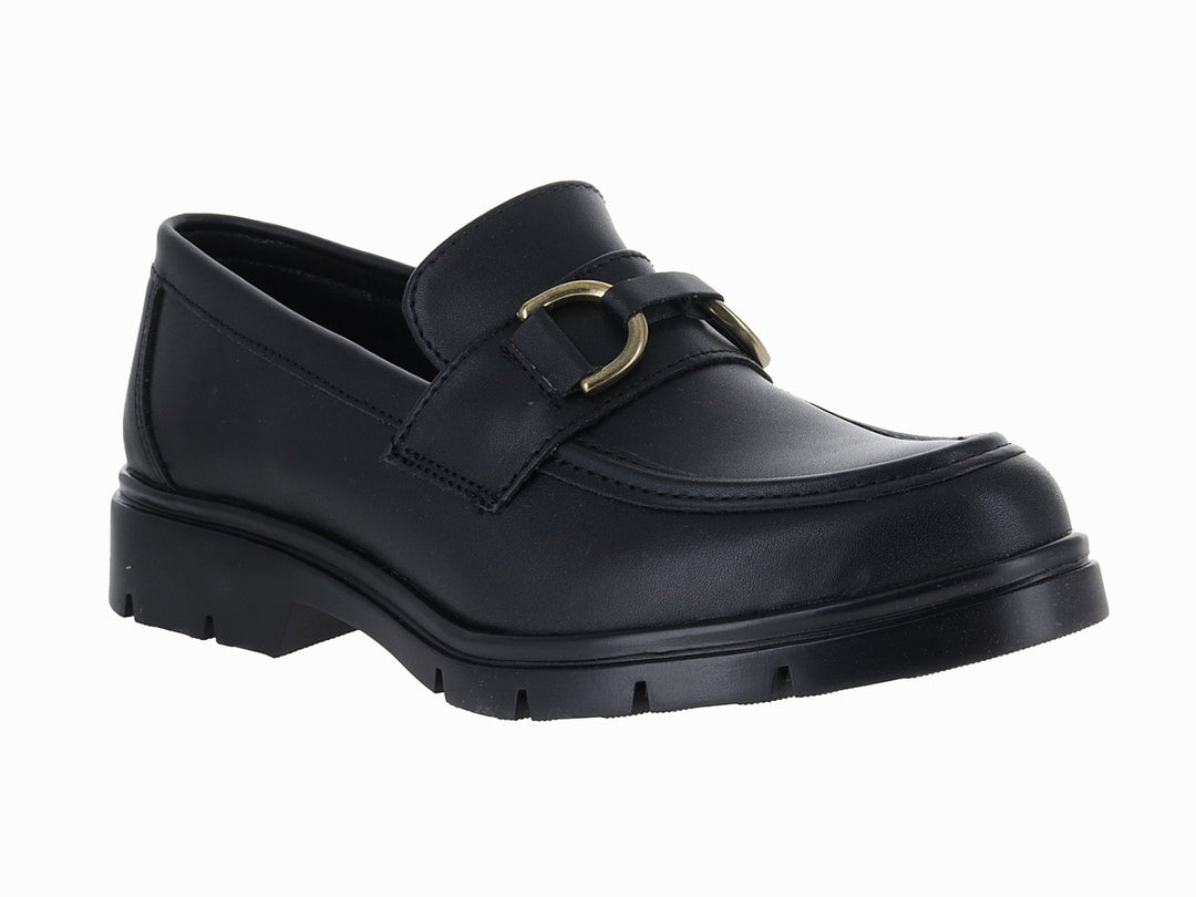 Zapato tipo mocasín color negro con hebilla dorada y suela de plataforma gruesa.