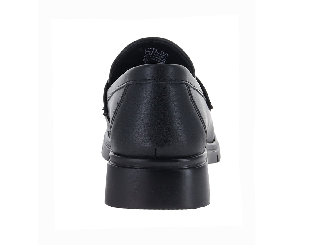 Zapato tipo mocasín color negro con hebilla dorada y suela de plataforma gruesa.