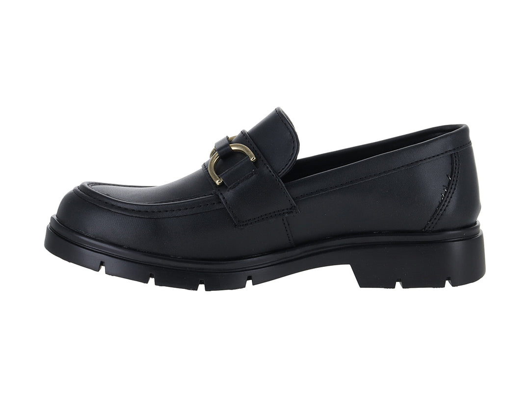 Zapato tipo mocasín color negro con hebilla dorada y suela de plataforma gruesa.