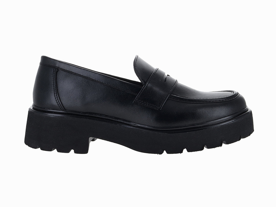 Zapato tipo mocasín color negro con suela gruesa de plataforma y acabado sintético liso.