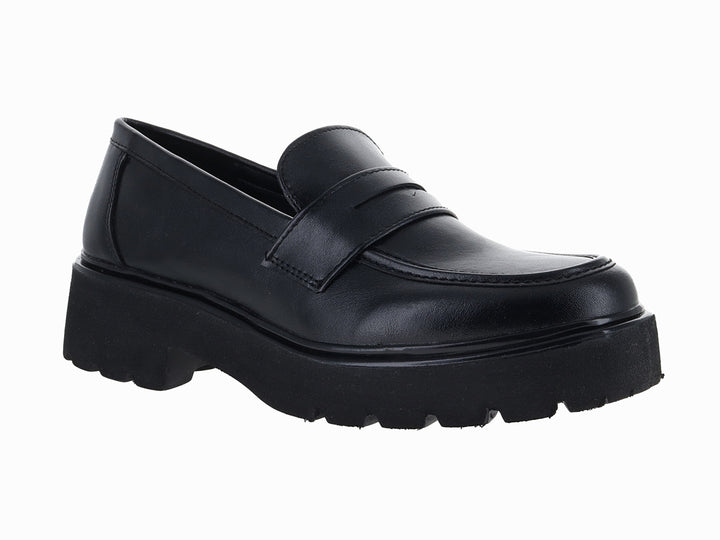 Zapato tipo mocasín color negro con suela gruesa de plataforma y acabado sintético liso.