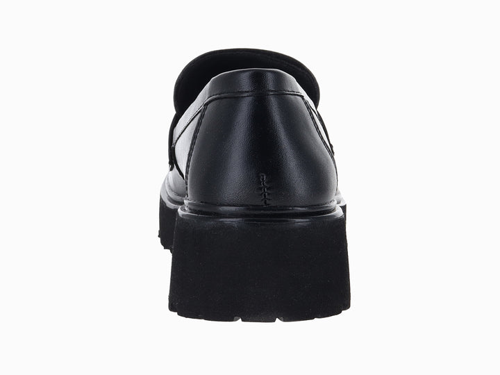 Zapato tipo mocasín color negro con suela gruesa de plataforma y acabado sintético liso.
