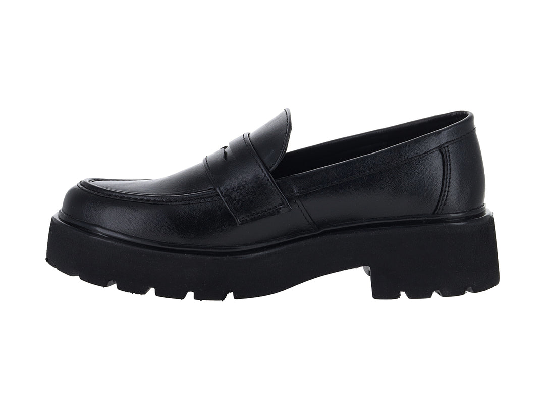Zapato tipo mocasín color negro con suela gruesa de plataforma y acabado sintético liso.