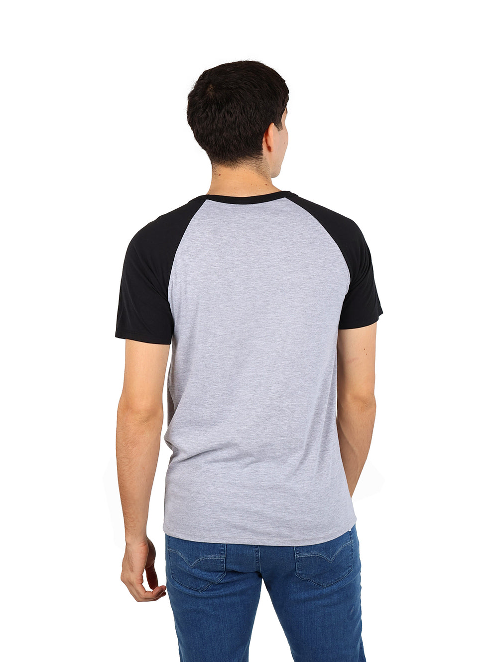 Hombre vistiendo playera de manga corta estilo raglan en colores gris y negro.
