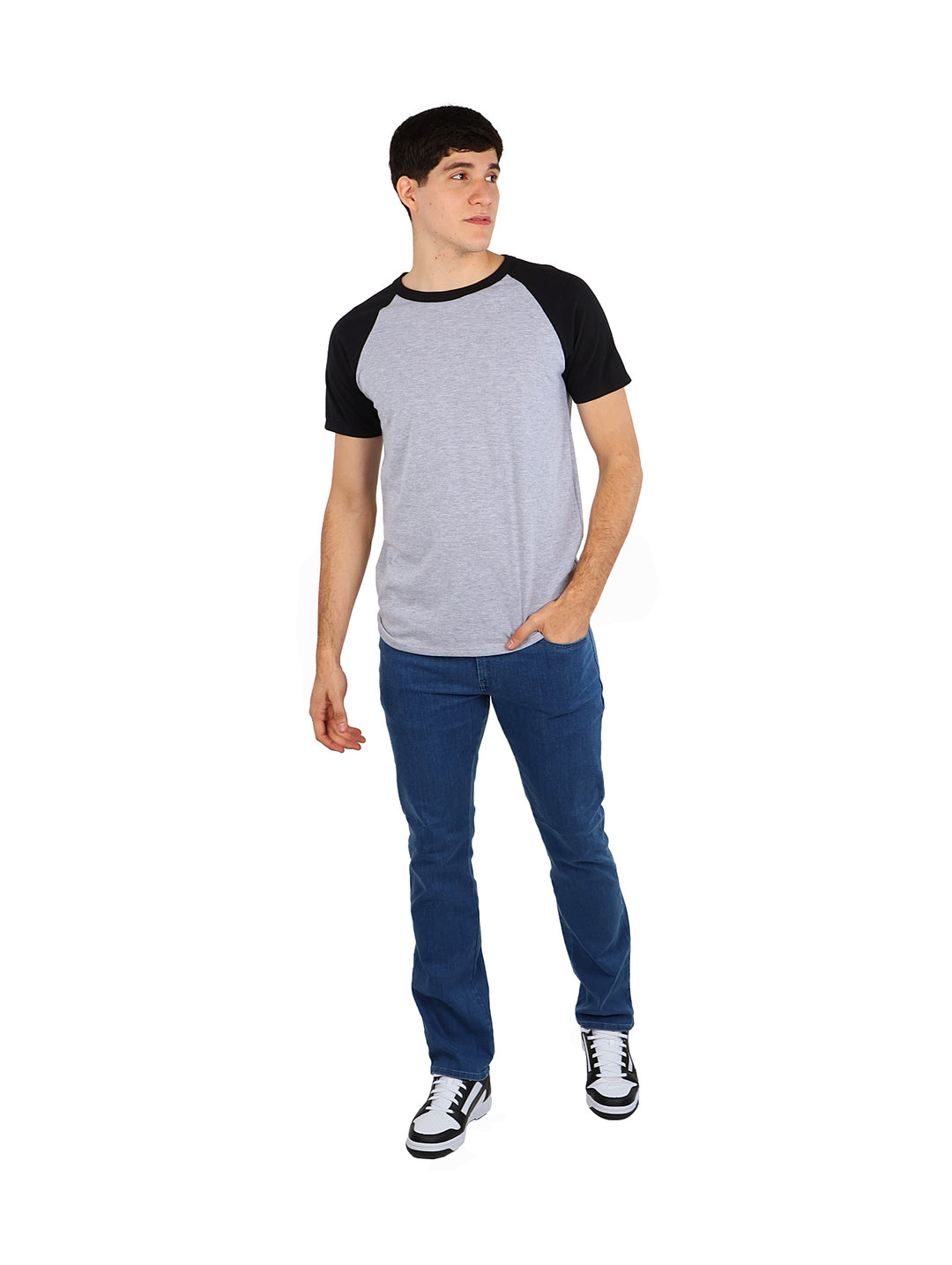 Hombre vistiendo playera de manga corta estilo raglan en colores gris y negro.