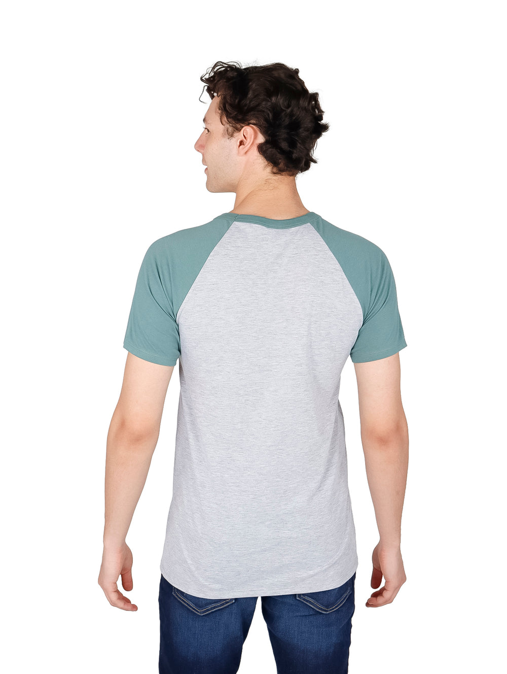 Hombre vistiendo playera manga corta estilo raglan en colores gris y verde hoja.