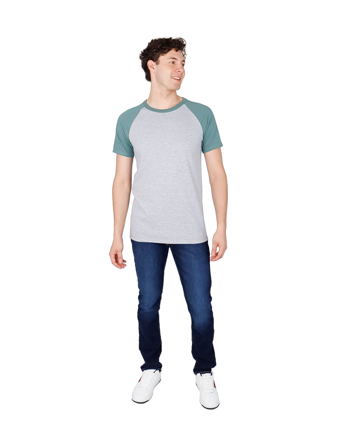 Hombre vistiendo playera manga corta estilo raglan en colores gris y verde hoja.
