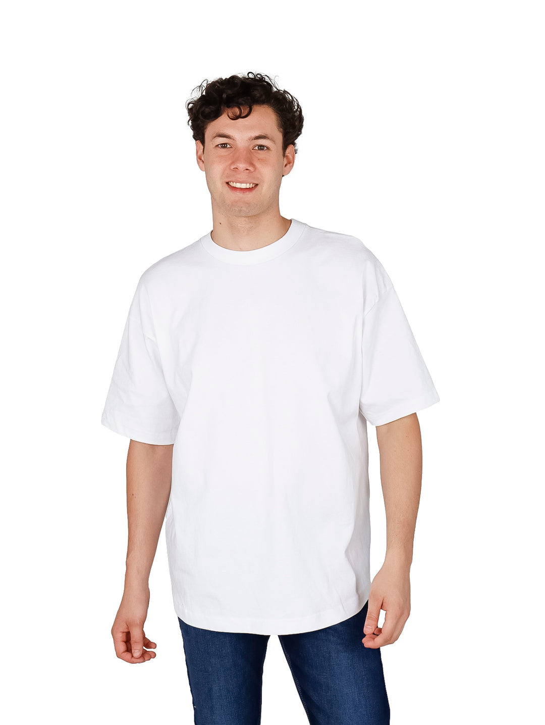 Hombre vistiendo playera blanca oversize de manga corta y cuello redondo.