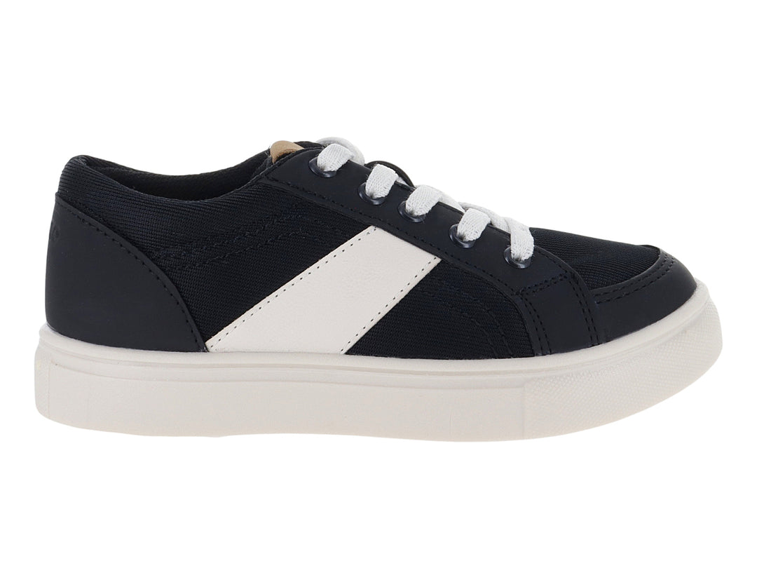 Tenis infantiles color negro con franja lateral y suela blanca.