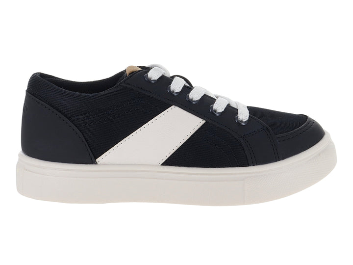 Tenis infantiles color negro con franja lateral y suela blanca.