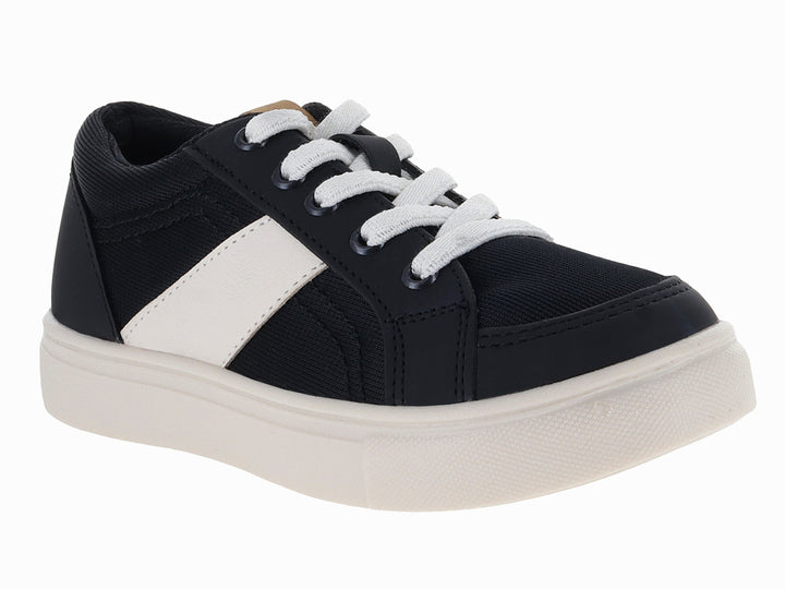 Tenis infantiles color negro con franja lateral y suela blanca.