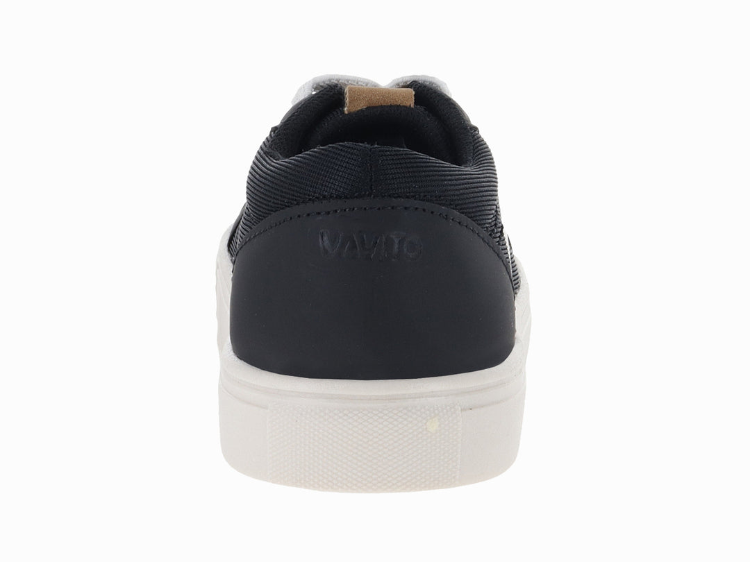 Tenis infantiles color negro con franja lateral y suela blanca.