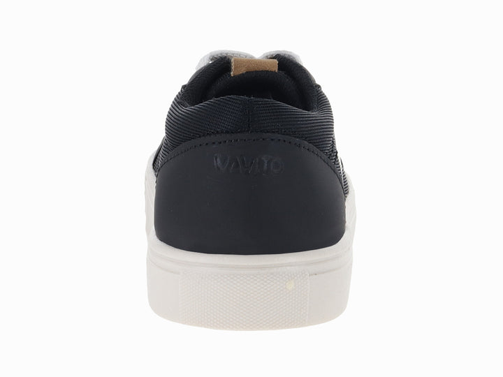 Tenis infantiles color negro con franja lateral y suela blanca.