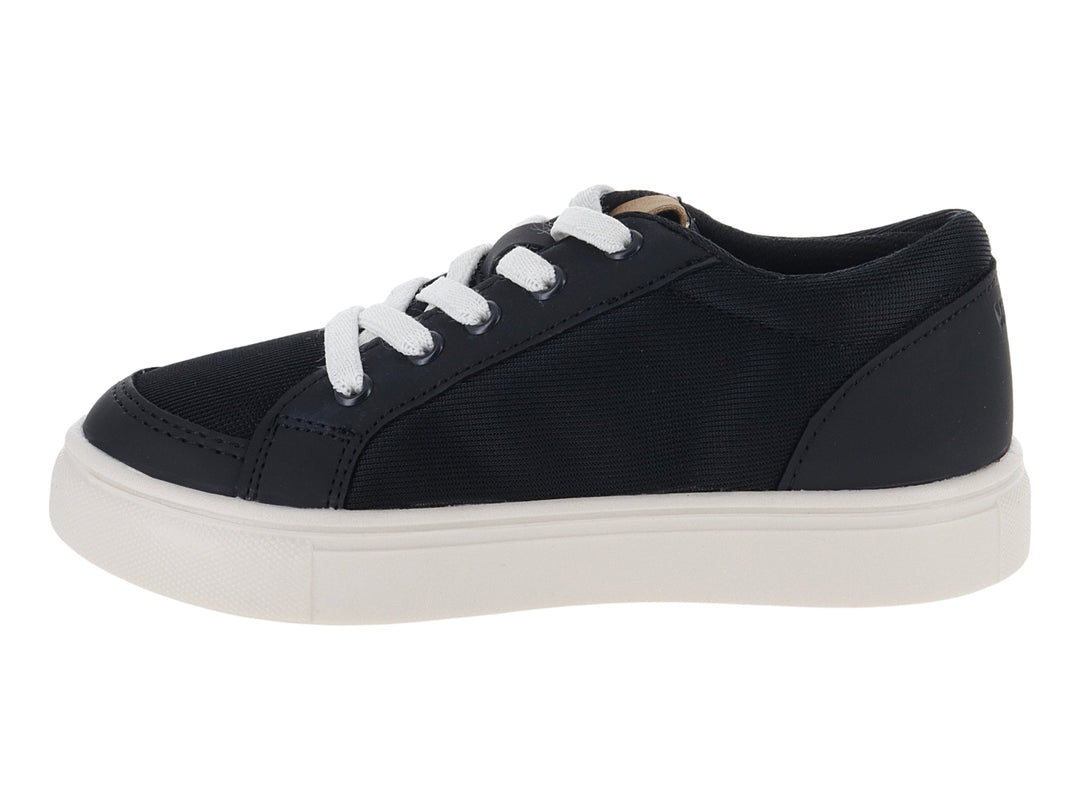 Tenis infantiles color negro con franja lateral y suela blanca.