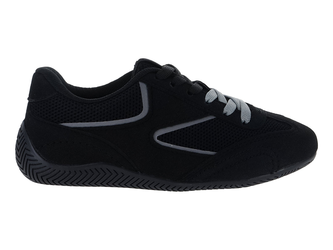 Tenis deportivos infantiles color negro con detalles en gris y malla transpirable.