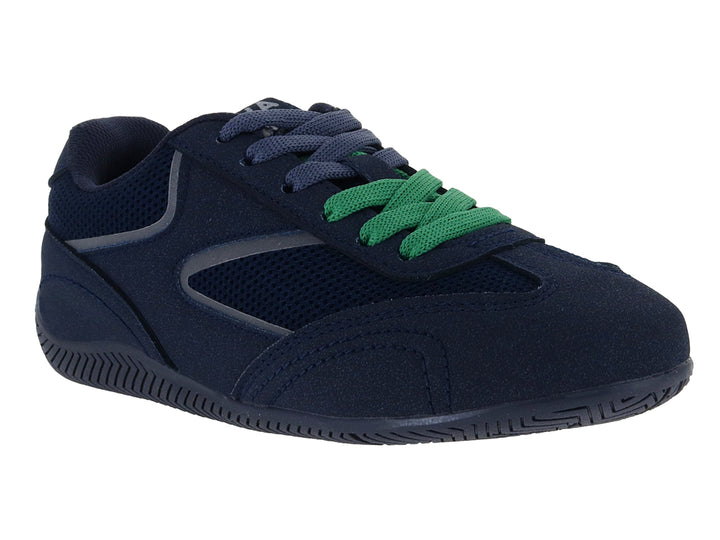 Tenis infantiles color azul marino con detalles de malla y cordones verdes.