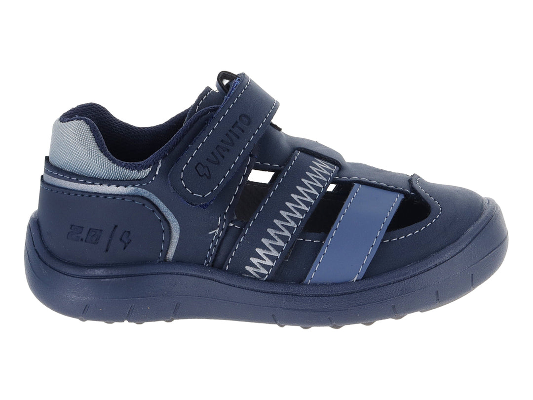 Sandalia infantil VAVITO color azul marino con punta cerrada y correa de velcro.