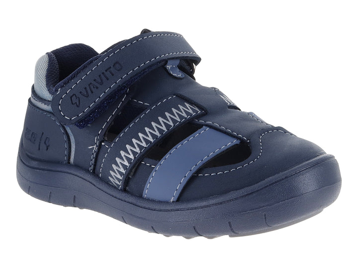 Sandalia infantil VAVITO color azul marino con punta cerrada y correa de velcro.