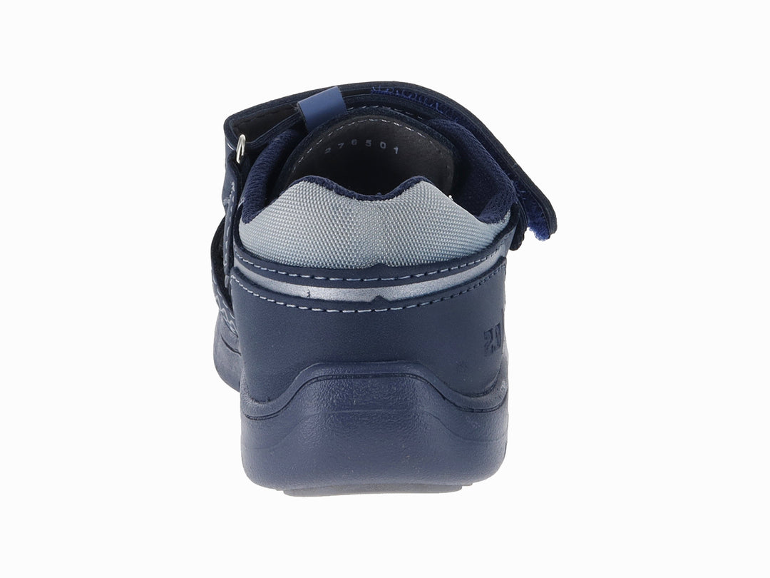 Sandalia infantil VAVITO color azul marino con punta cerrada y correa de velcro.