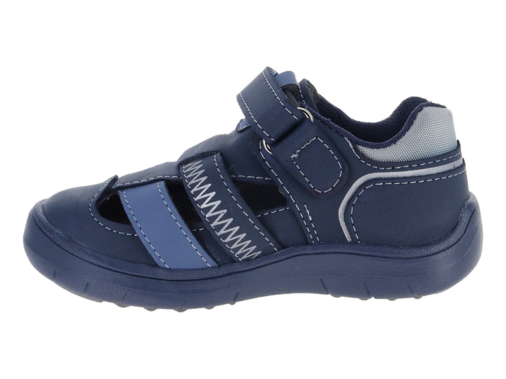 Sandalia infantil VAVITO color azul marino con punta cerrada y correa de velcro.