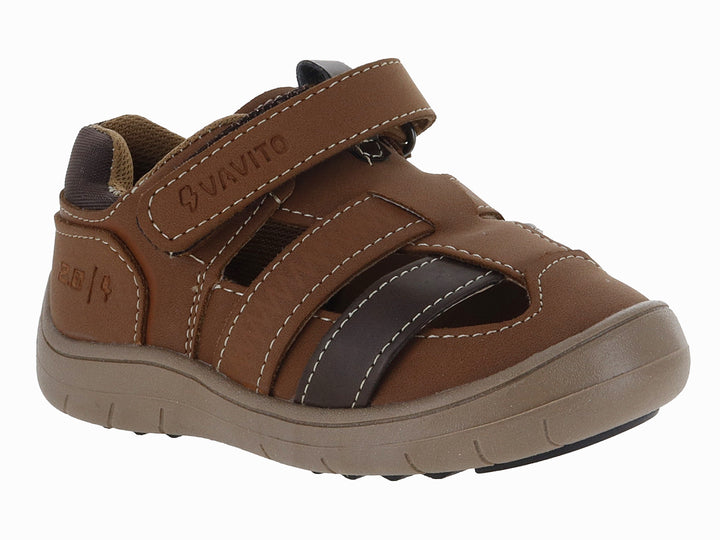 Sandalia infantil de cuero color cognac con punta cerrada y suela marrón.