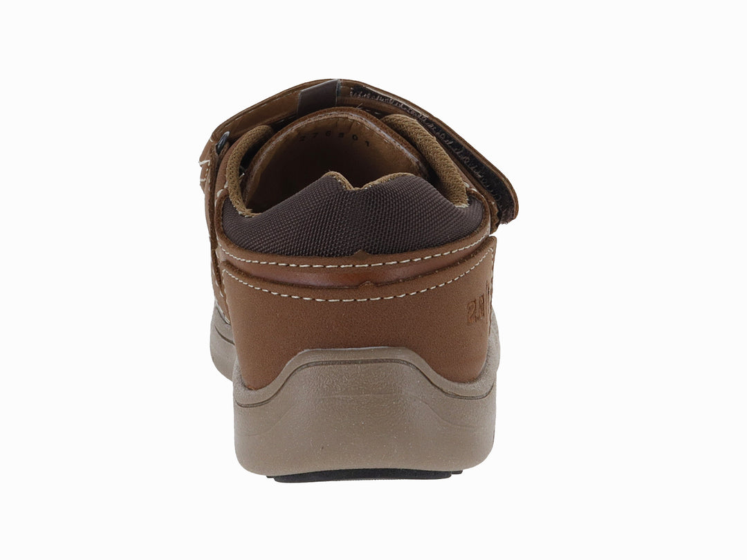 Sandalia infantil de cuero color cognac con punta cerrada y suela marrón.