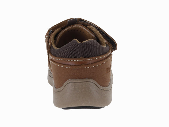 Sandalia infantil de cuero color cognac con punta cerrada y suela marrón.