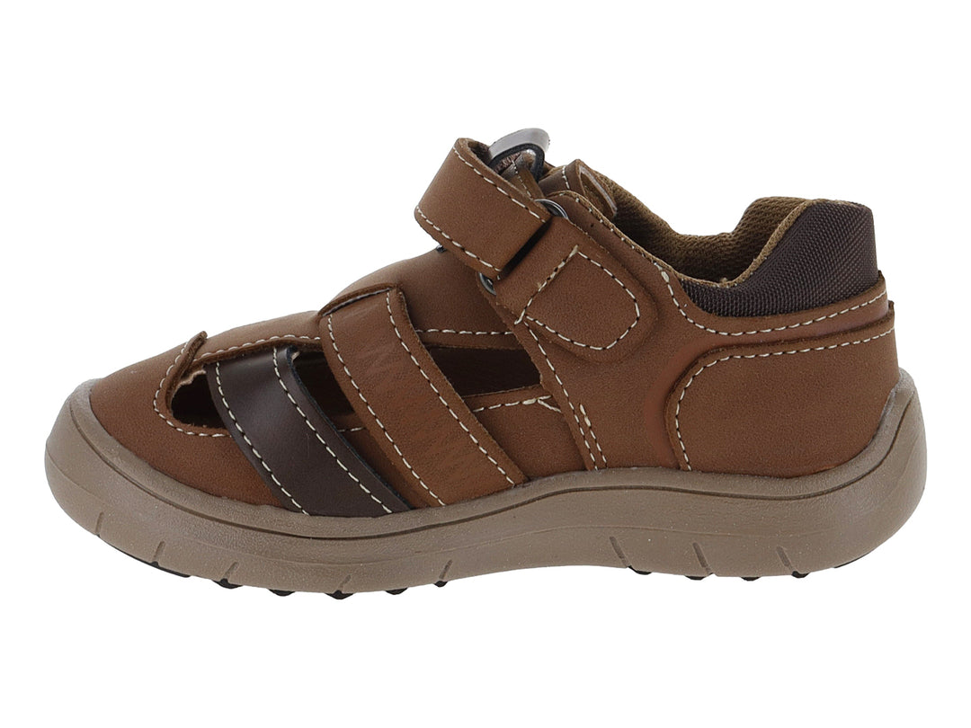 Sandalia infantil de cuero color cognac con punta cerrada y suela marrón.