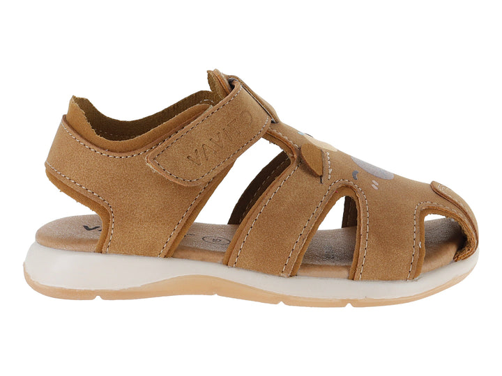 Sandalia VAVITO color camel para niño con punta cerrada y cierre de velcro sobre suela blanca.