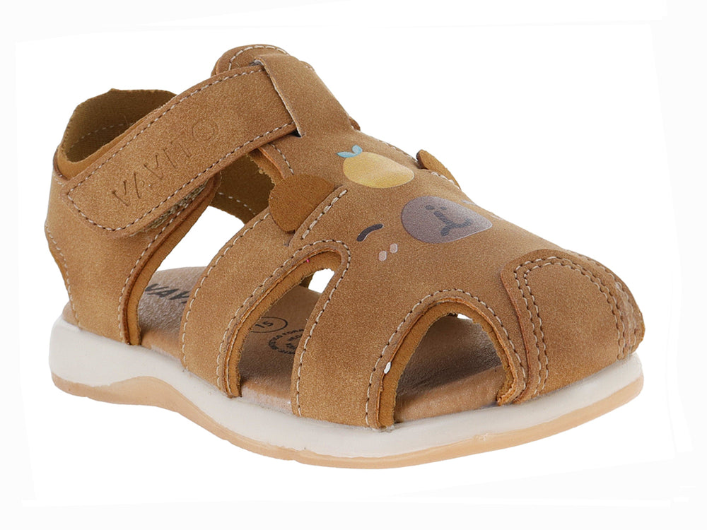 Sandalia VAVITO color camel para niño con punta cerrada y cierre de velcro sobre suela blanca.