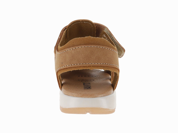 Sandalia VAVITO color camel para niño con punta cerrada y cierre de velcro sobre suela blanca.