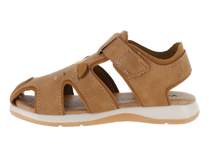 Sandalia VAVITO color camel para niño con punta cerrada y cierre de velcro sobre suela blanca.