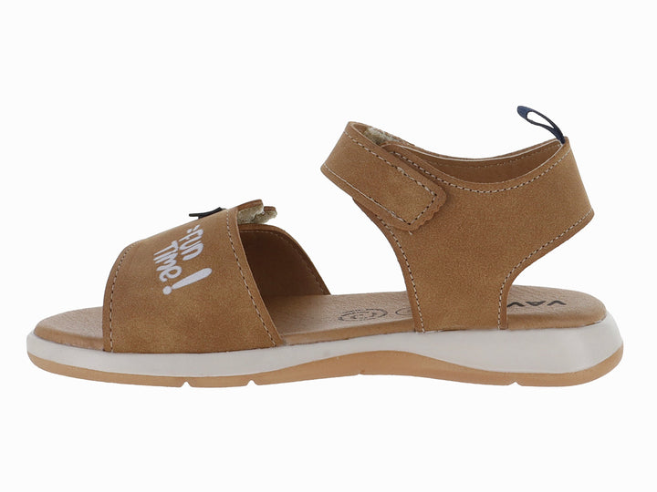 Sandalia VAVITO color camel para niña con correa de velcro y suela blanca.