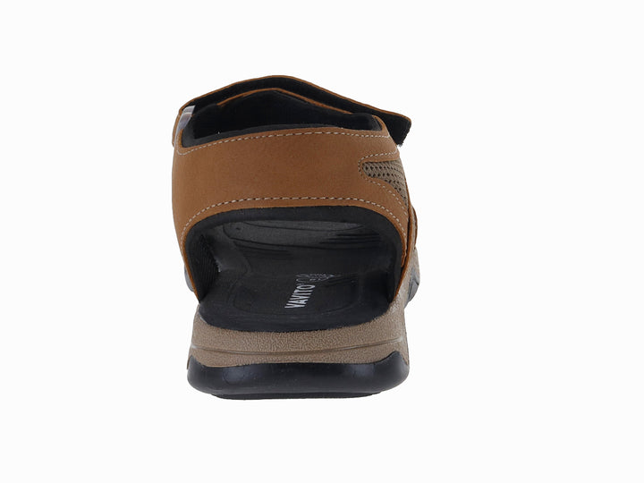 Sandalia color camel con correas ajustables de velcro y suela negra.