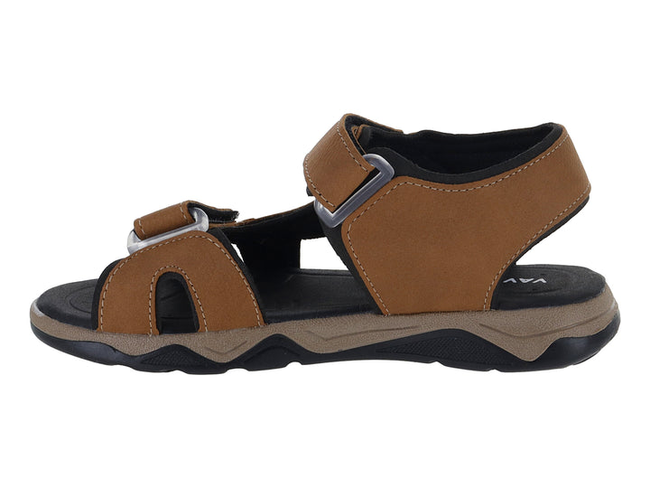 Sandalia color camel con correas ajustables de velcro y suela negra.