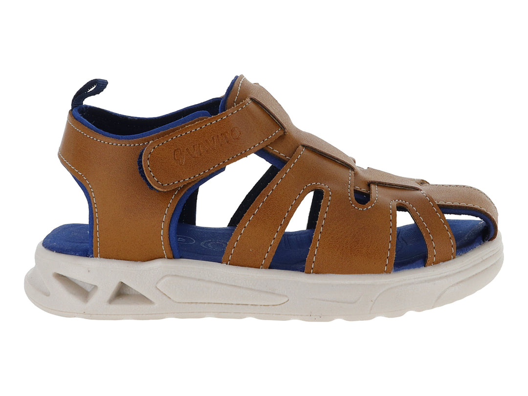Sandalia infantil color camel con suela blanca y plantillas azules, cierre con velcro.