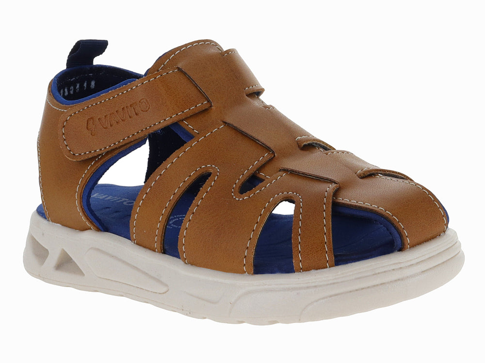 Sandalia infantil color camel con suela blanca y plantillas azules, cierre con velcro.
