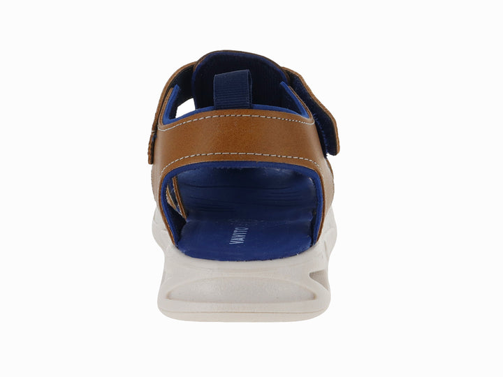 Sandalia infantil color camel con suela blanca y plantillas azules, cierre con velcro.