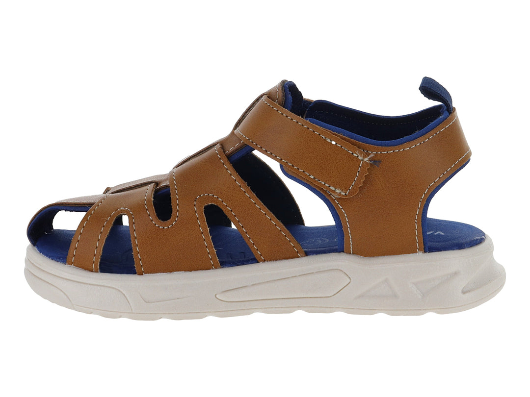 Sandalia infantil color camel con suela blanca y plantillas azules, cierre con velcro.