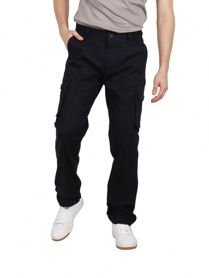 Hombre vistiendo pantalones cargo color azul marino con bolsillos laterales.