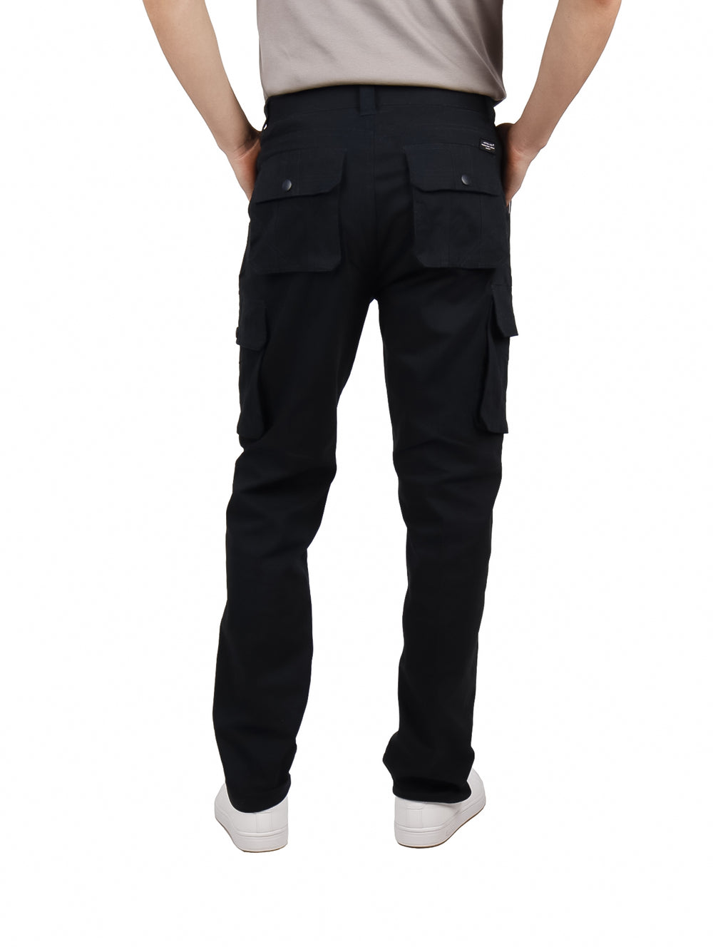 Hombre vistiendo pantalones cargo color azul marino con bolsillos laterales.